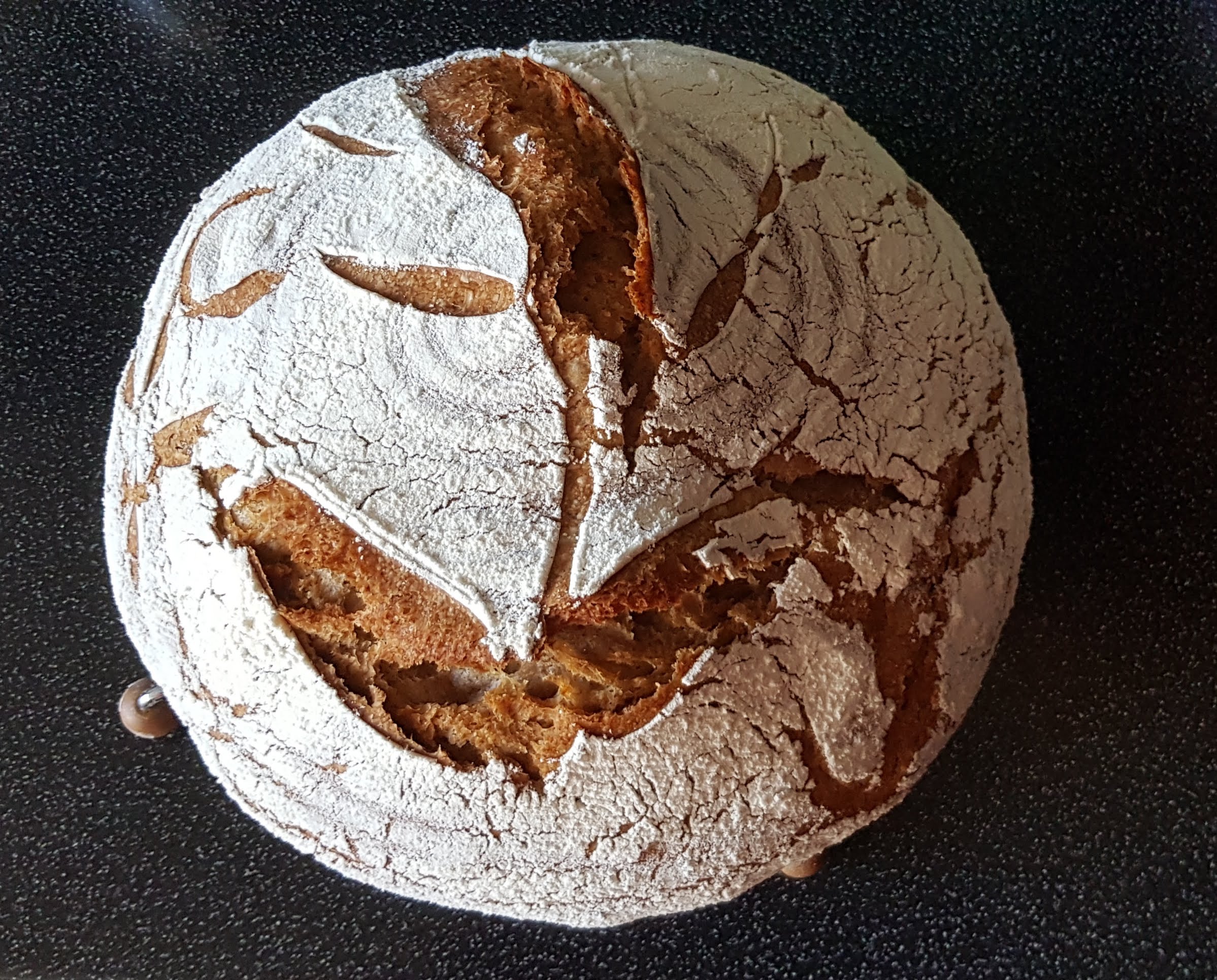 Pšenično žitný kváskový chléb.